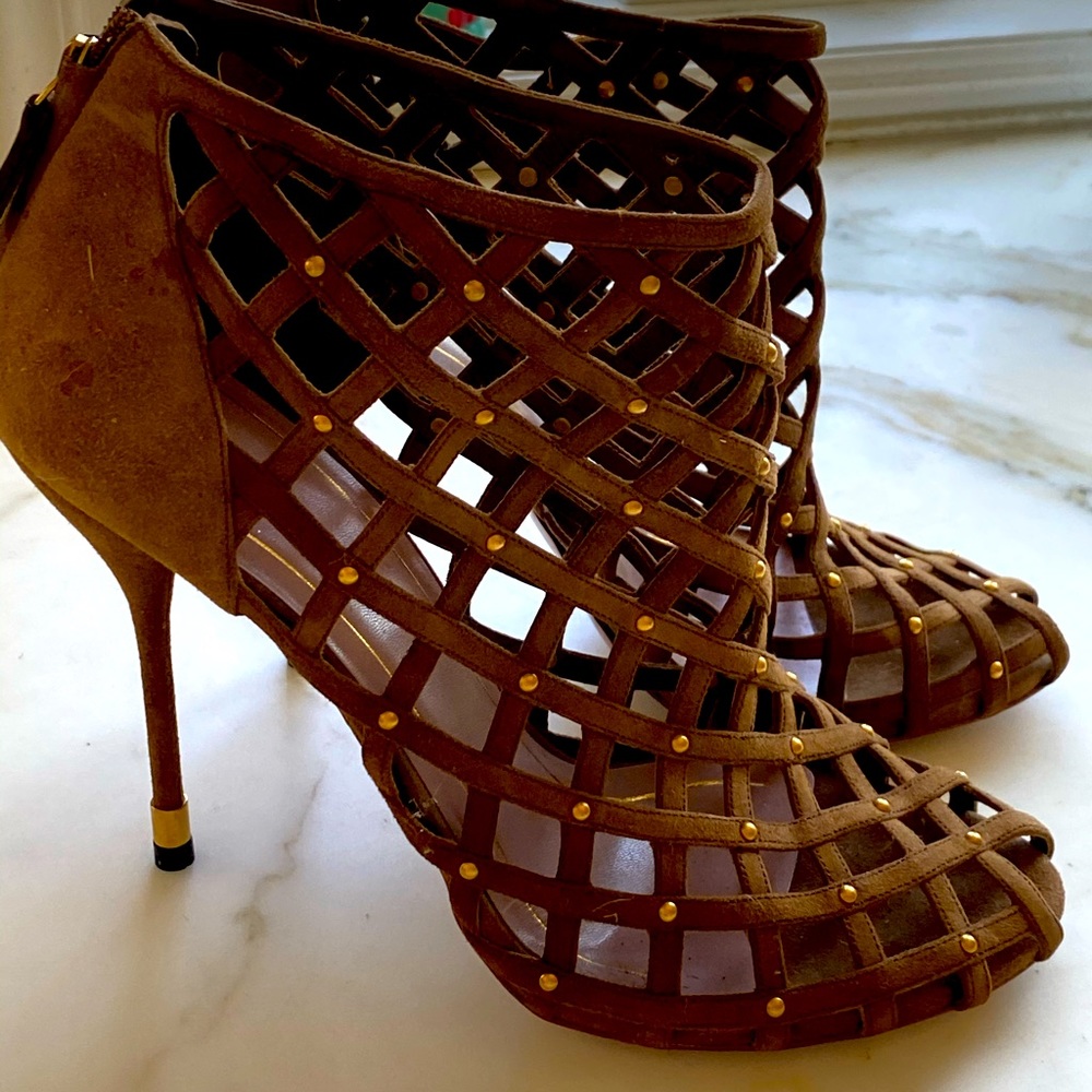 Brand new runway Gucci suede stilettos. Size 9.  Mushroom suede.